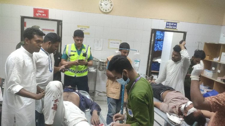 ছাত্রদল নেতাদের মানবিক উদ্যোগ: মোটরসাইকেল দুর্ঘটনায় আহতদের সাহায্যে এগিয়ে আসা